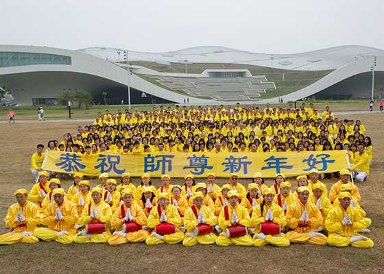 Image for article Kaohsiung, Taiwan: I funzionari eletti si uniscono ai praticanti, augurando al Maestro Li un felice Anno Nuovo