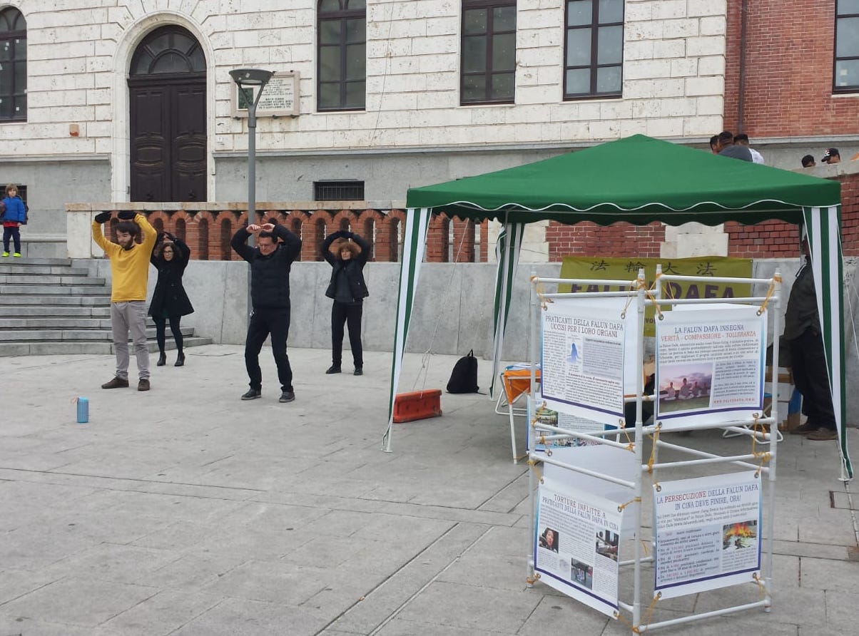 Image for article ​Italia, Cagliari: Attività dei praticanti del Falun Gong per sensibilizzare i cittadini sulla persecuzione e presentare la pratica