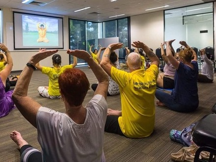 Image for article Il caldo torrido in Australia non scoraggia le persone ad imparare gli esercizi del Falun Gong