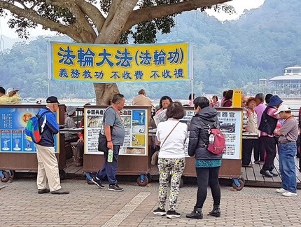 Image for article Taiwan, Sun Moon Lake: Accogliere e informare i turisti cinesi sulla persecuzione