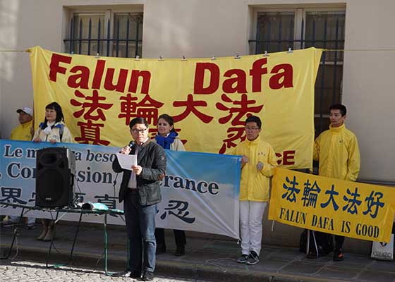 Image for article Francia, Parigi: I praticanti del Falun Gong protestano davanti all'ambasciata cinese contro i vent'anni di persecuzione in Cina
