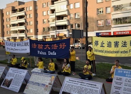 Image for article Polonia: Esercizi di gruppo davanti all'Ambasciata cinese a Varsavia commemorano l'appello pacifico del 25 aprile