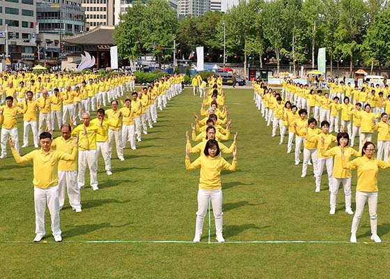 Image for article Seoul, Corea del Sud: Un grande raduno e corteo per celebrare la Giornata Mondiale della Falun Dafa