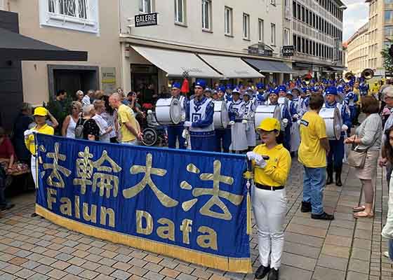 Image for article Germania: La Tian Guo Marching Band riceve un caloroso benvenuto al Carnevale Culturale