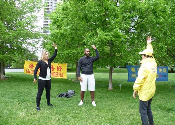 Image for article Canada: Il Falun Gong riceve una calorosa accoglienza durante il Festival del Dragon Boat Race di Toronto