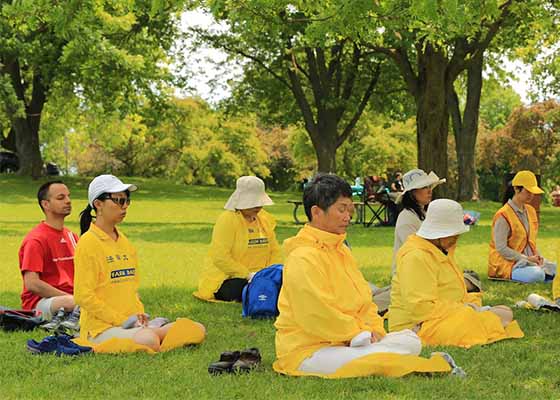 Image for article Ottawa, Canada: Le persone imparano la Falun Dafa al Dragon Boat Festival