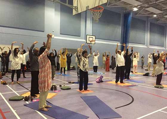 Image for article Regno Unito: Il pubblico impara il Falun Gong durante la Giornata internazionale dello yoga