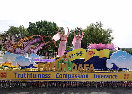Image for article I praticanti del Falun Gong partecipano alla parata del National Independence Day