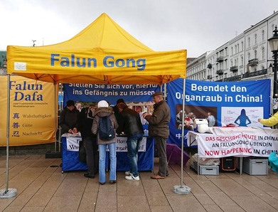 Image for article Germania: le persone di Amburgo firmano la petizione per sostenere il Falun Gong