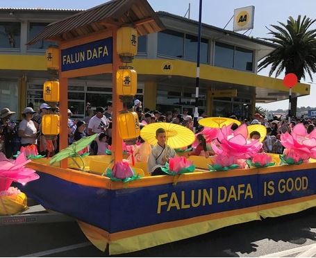 Image for article Nuova Zelanda: i praticanti della Falun Dafa partecipano alla sfilata di Natale di Orewa 