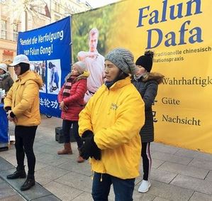Image for article Schwerin, Germania: La gente sostiene il Falun Gong