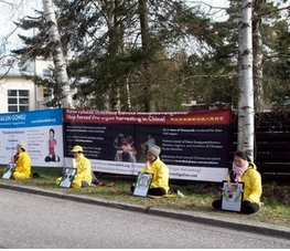 Image for article Finlandia: I praticanti della Falun Dafa commemorano pacificamente l'appello del 25 aprile davanti all'ambasciata cinese