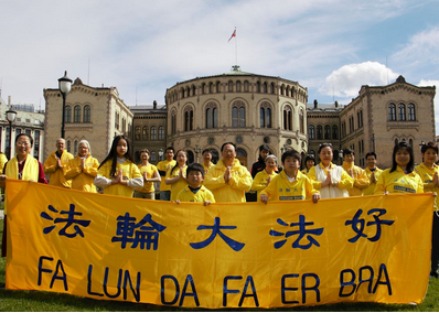 Image for article Oslo, Norvegia: I praticanti della Falun Dafa celebrano la Giornata mondiale della Falun Dafa