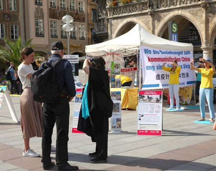 Image for article Germania: Una studentessa cinese apprende la verità sulla persecuzione durante la giornata informativa del Falun Gong