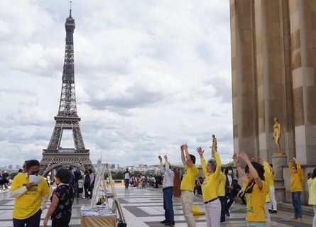 Image for article Parigi: nella “piazza dei Diritti Umani”, i praticanti riprendono ad opporsi alla persecuzione