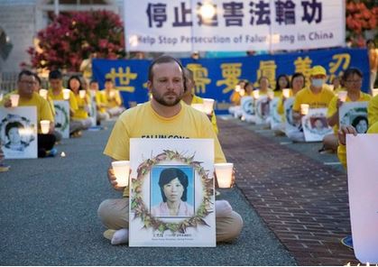 Image for article Washington DC: I praticanti della Falun Dafa tengono una veglia a lume di candela davanti all'ambasciata cinese