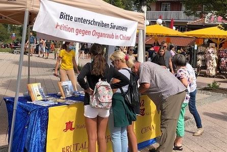 Image for article Germania: Turisti firmano la petizione per porre fine al crimine di prelievo di organi in Cina