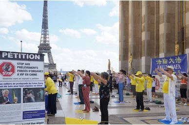 Image for article Francia: Sostegno al Falun Gong di fronte alla Torre Eiffel