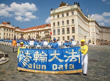 Image for article Repubblica Ceca: La parata della Falun Dafa a Praga porta luce e speranza
