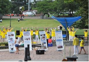 Image for article Atlanta, USA: I praticanti del Falun Gong svolgono attività per aumentare la consapevolezza della persecuzione