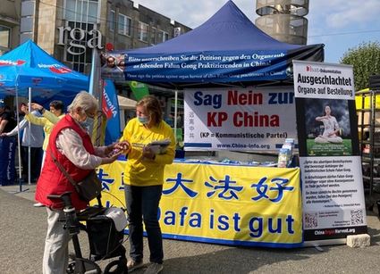 Image for article Germania: sostegno alla Falun Dafa durante l'evento informativo a Remscheid