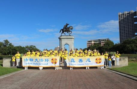 Image for article Houston: Per il giorno del Ringraziamento i praticanti del Falun Gong esprimono gratitudine al Maestro 