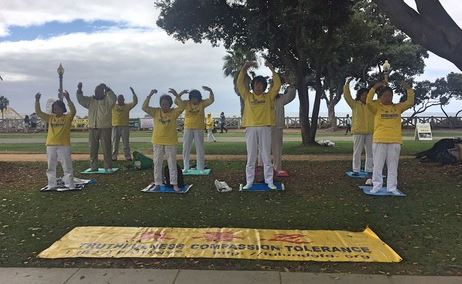Image for article Los Angeles: I praticanti promuovono eventi settimanali sulla spiaggia di Santa Monica, per aumentare la consapevolezza della persecuzione in Cina