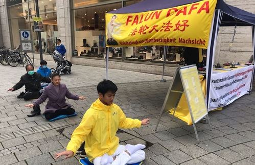 Image for article Stoccarda, Germania: Le persone condannano la persecuzione in atto in Cina durante la Giornata informativa della Falun Dafa 