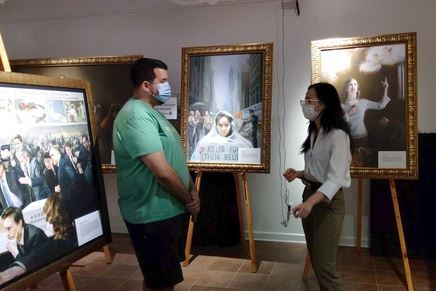 Image for article Dallas, Texas: Gli studenti universitari imparano a conoscere la Falun Dafa attraverso la mostra “The Art of Zhen Shan Ren”