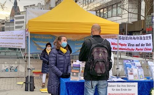 Image for article Germania: La gente del luogo condanna la persecuzione e firma le petizioni per eliminare il PCC