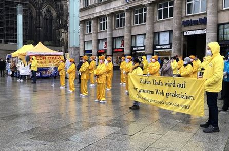 Image for article Colonia, Germania:Le persone del luogo incoraggiano i praticanti della Falun Dafa 