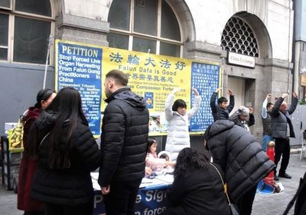 Image for article Londra: I praticanti della Falun Dafa organizzano nuovamente eventi all'aperto per sensibilizzare le persone 