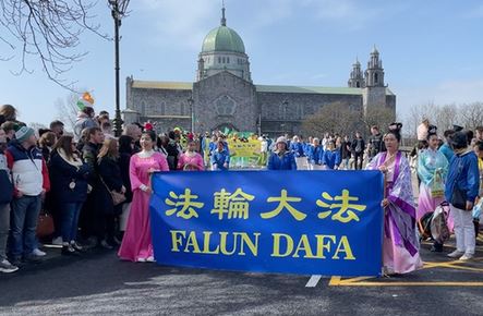 Image for article Galway, Irlanda: Gruppo Falun Dafa si esibisce nella parata del giorno di San Patrizio