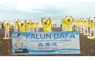 Image for article Bali, Indonesia: I frequentatori della spiaggia sostengono la petizione dei praticanti del Falun Gong per porre fine alla persecuzione in Cina