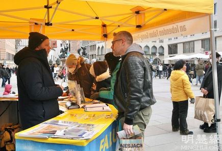 Image for article Germania: Il pubblico denuncia la lunga persecuzione della Falun Dafa da parte del PCC