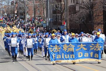 Image for article Toronto, Canada: La Falun Dafa brilla alla parata di Pasqua