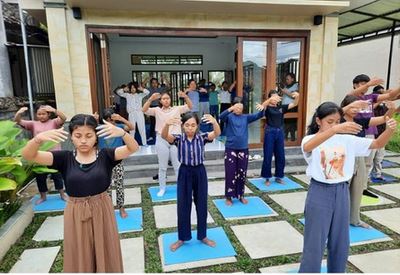 Image for article Indonesia: Giovani praticanti presentano la Falun Dafa ai turisti