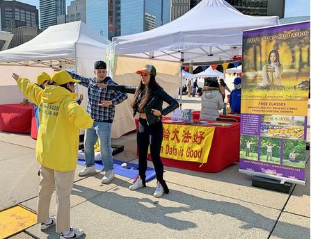 Image for article Canada: La gente beneficia della Falun Dafa nella Giornata Internazionale dei Bambini a Toronto 