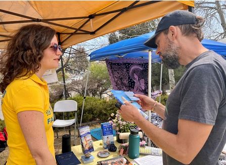 Image for article Colorado, USA: I praticanti della Falun Dafa accolti dai residenti durante il Festival del dente di leone