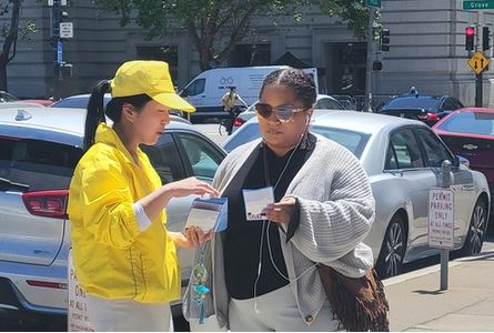 Image for article San Francisco, California: I praticanti tengono un evento davanti al municipio per presentare la Falun Dafa