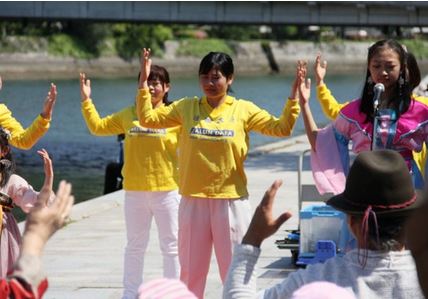 Image for article Hiroshima, Giappone: Presentazione della Falun Dafa all'evento musicale 