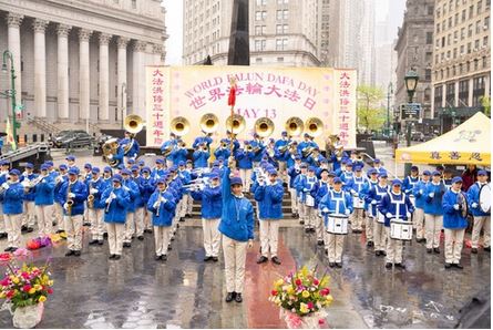 Image for article New York: 69 Funzionari inviano saluti davanti al municipio per la celebrazione della Giornata Mondiale della Falun Dafa