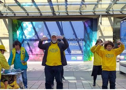 Image for article Scozia: I praticanti organizzano attività per commemorare l'appello pacifico del 25 aprile e per parlare alla gente della Falun Dafa 