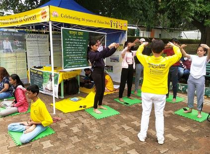 Image for article Bangalore, India: I praticanti introducono la Falun Dafa durante una popolare mostra di fiori 