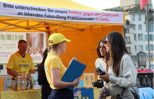 Image for article Zurigo, Svizzera: la gente del posto condanna la persecuzione della Falun Dafa in Cina 