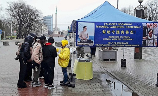 Image for article Lettonia: Praticanti della Dafa organizzano attività a Riga per denunciare la persecuzione in Cina