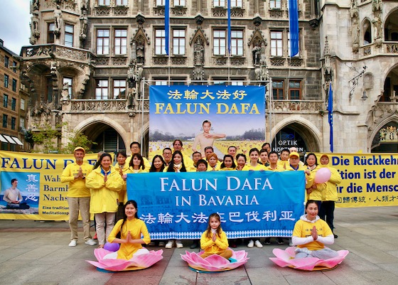 Image for article Giovani a Monaco imparano gli esercizi durante le celebrazioni della Giornata Mondiale della Falun Dafa