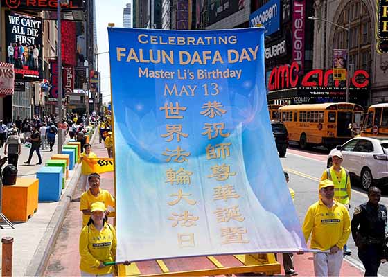 Image for article New York: La gente è felice di rivedere la Falun Dafa nella Giornata Mondiale della Falun Dafa