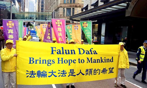 Image for article Australia: Le persone a Sydney esprimono la loro ammirazione per la parata del Giorno della Falun Dafa