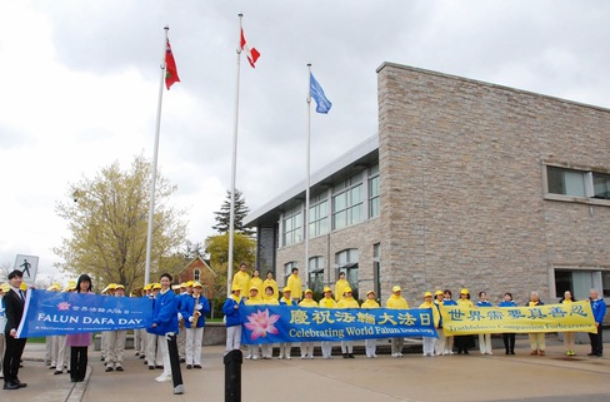 Image for article Milton, Canada: La città innalza la bandiera della Falun Dafa per celebrarne la Giornata Mondiale. Il sindaco: “Un futuro migliore arriverà”